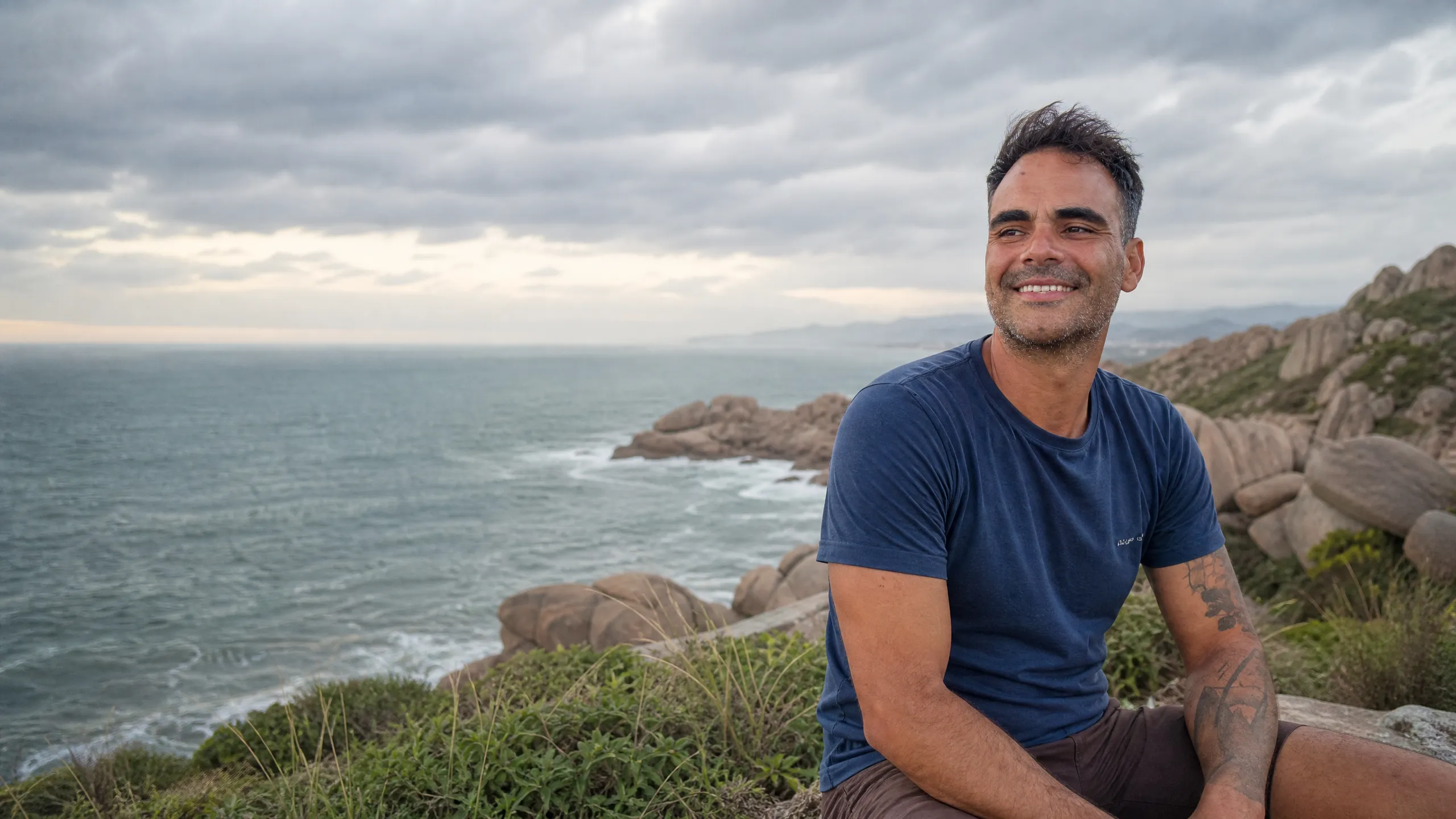 Ícaro Martins diante do litoral